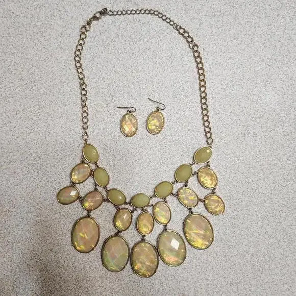 Charming Charlie Iridescent Oval Stone Necklace with Matching Earrings - Picture 1 of 7